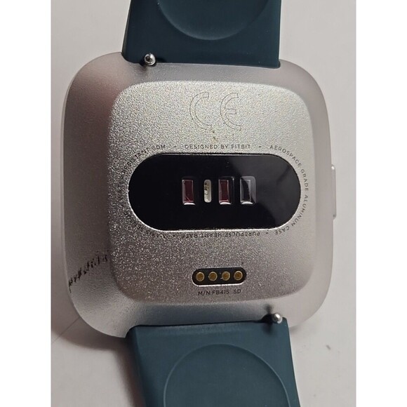 Fitbit Versa Lite Smartwatch Activity Tracker Heart Rate GPS Sleep W/ Charger - Picture 10 of 11